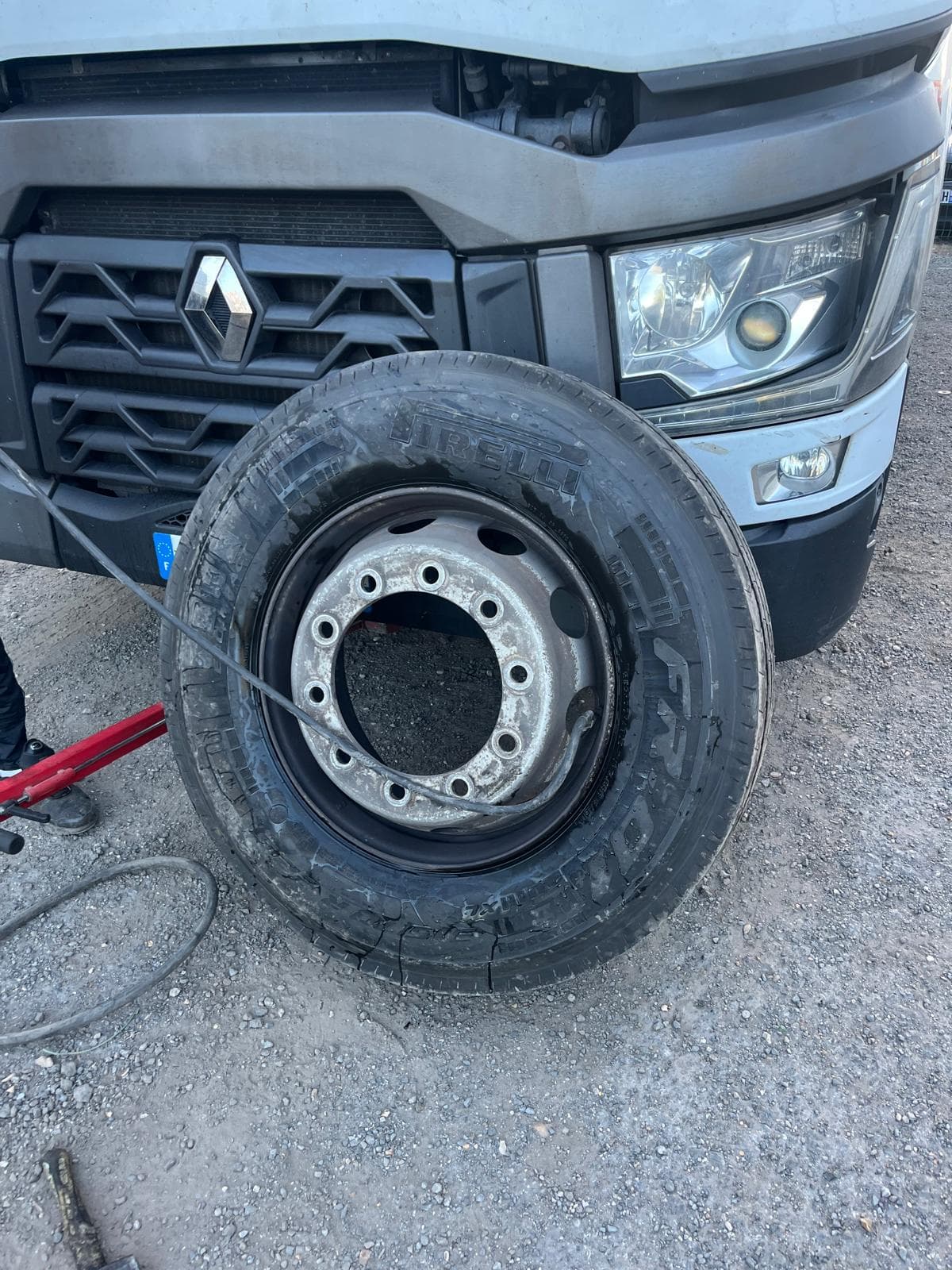 Technicien Road Force au montage d'un pneu sur tracteur Renault