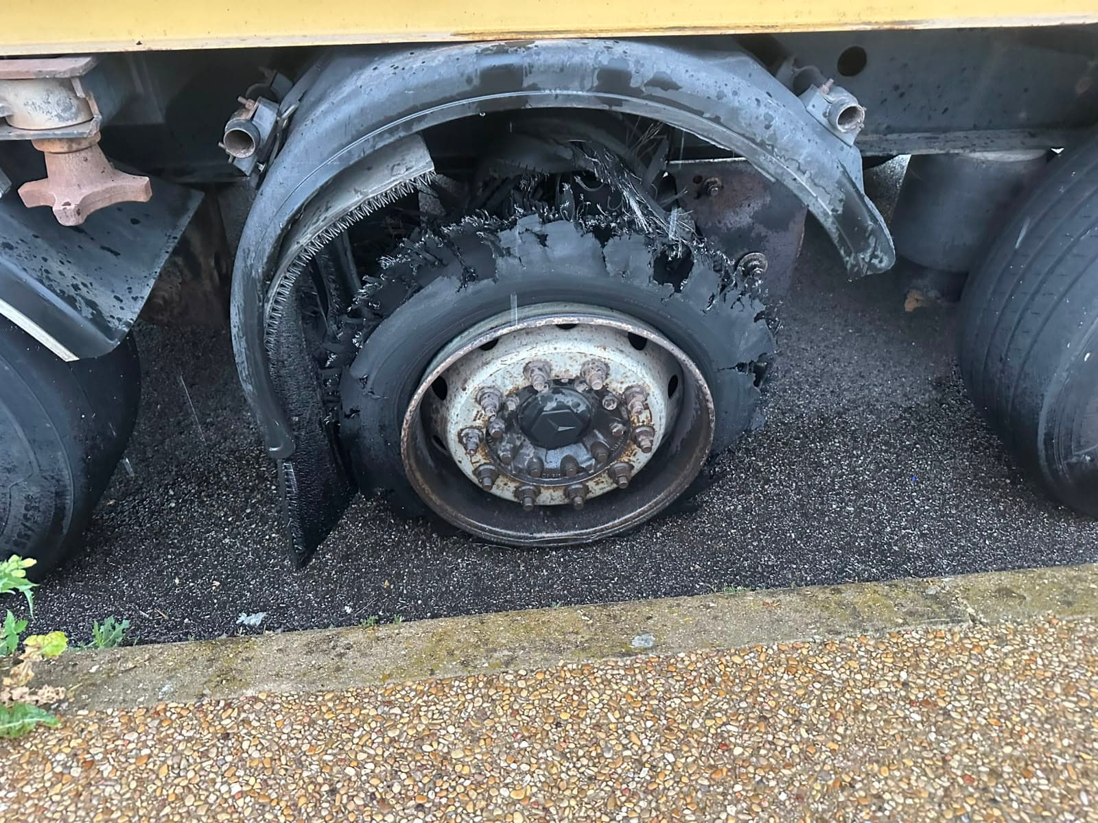 Pneu déchiqueté sur porteur