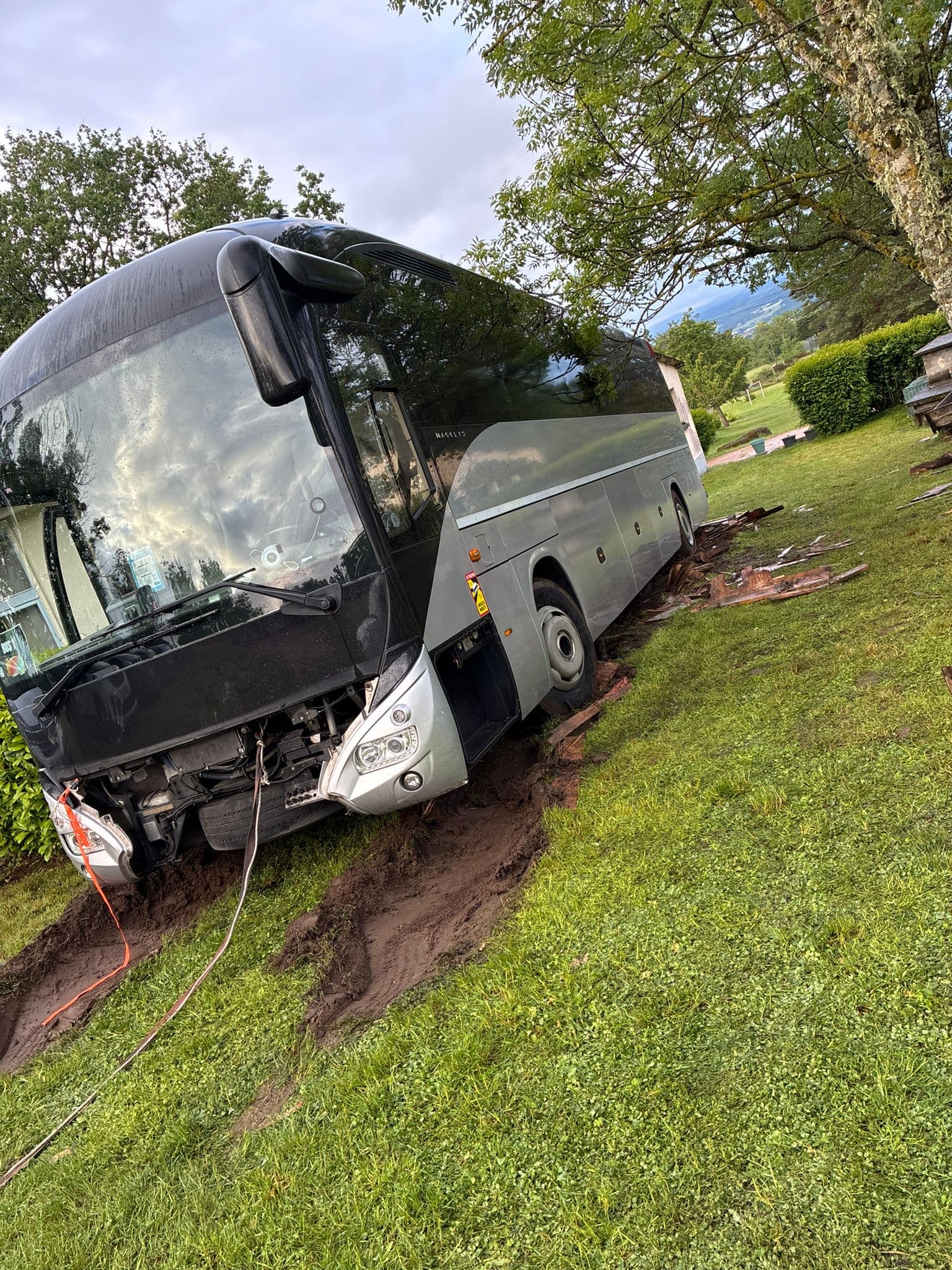 Treuillage d'un bus embourbé