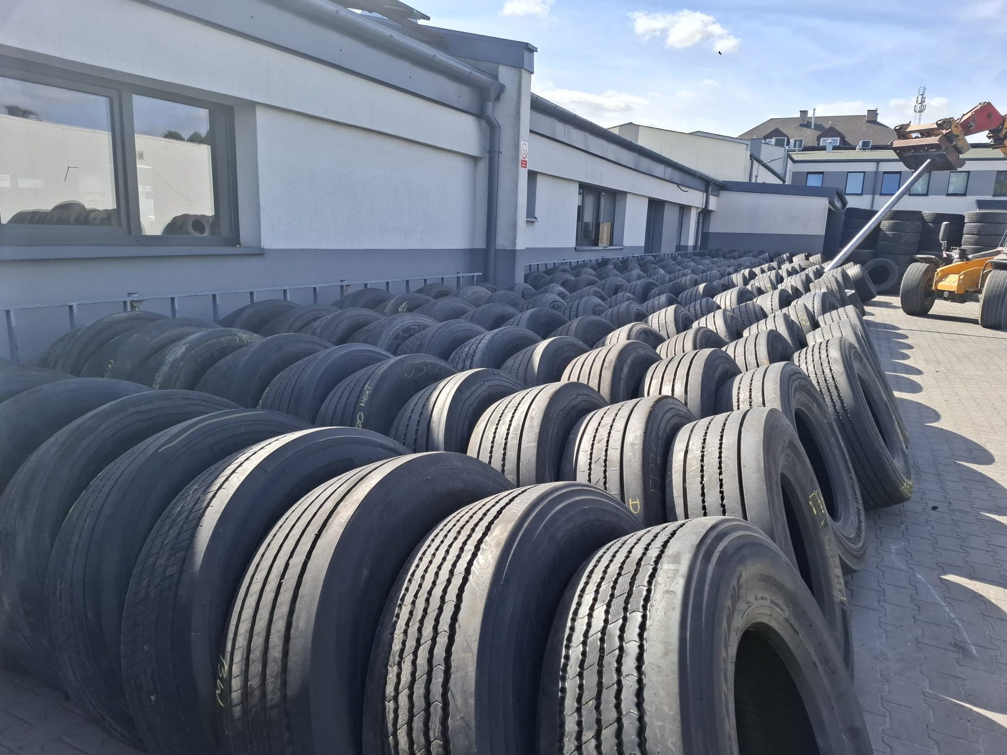 Stock de pneus poids lourd toutes marques chez Road Force